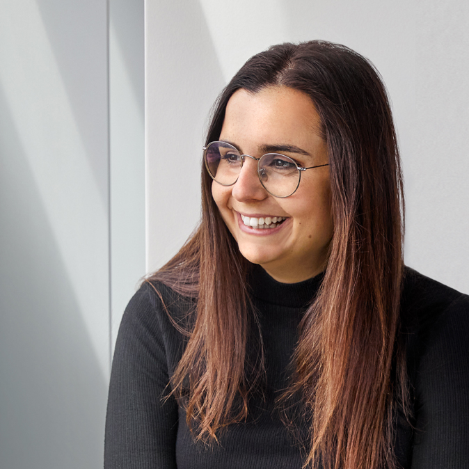 Nærbillede af Federica, der sidder indenfor og smiler.