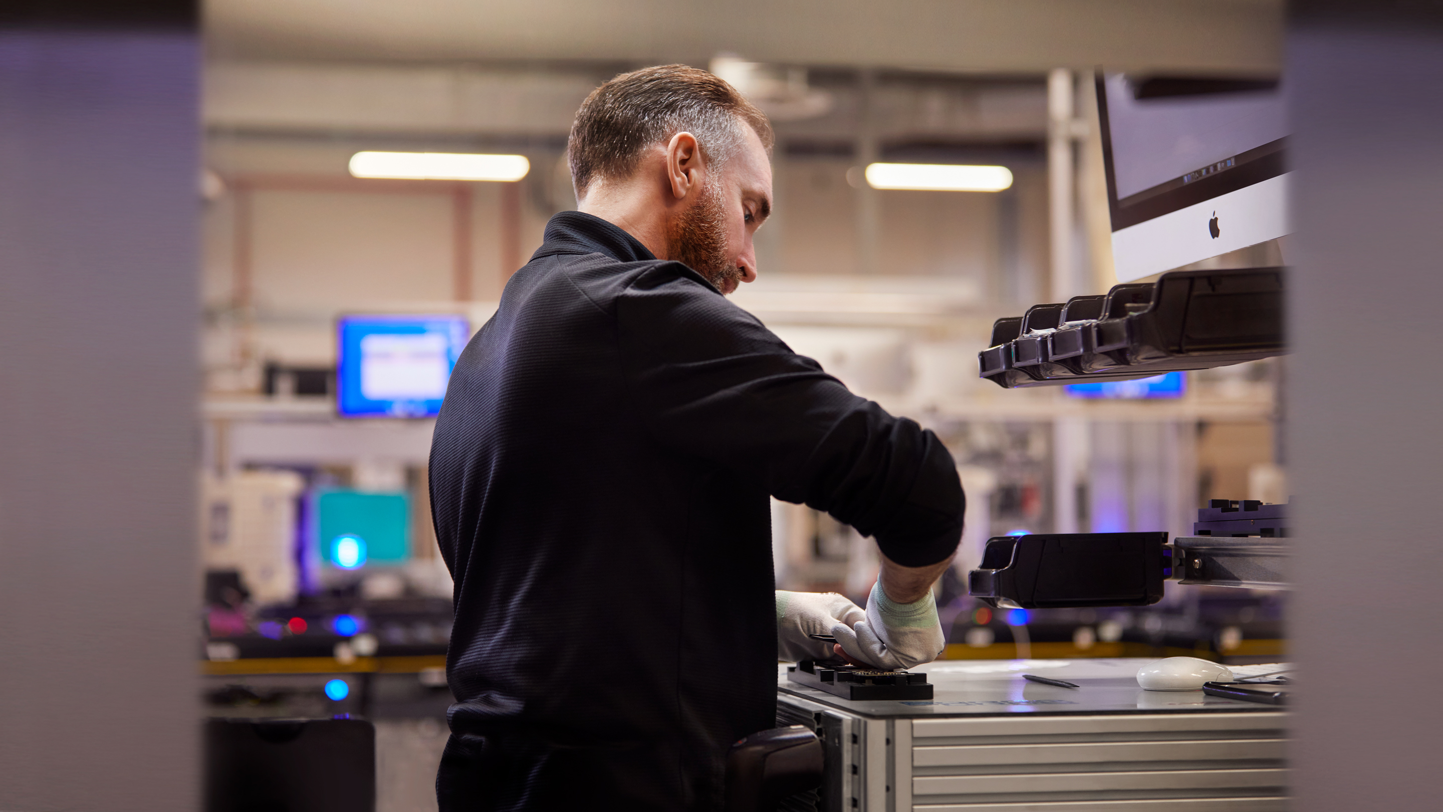 Medarbejder hos Apple i Cork, der arbejder i et laboratorie.