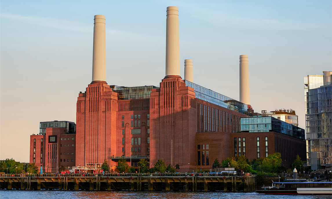 Den murstensbeklædte Battersea-bygning med sine fire skorstene set udefra.