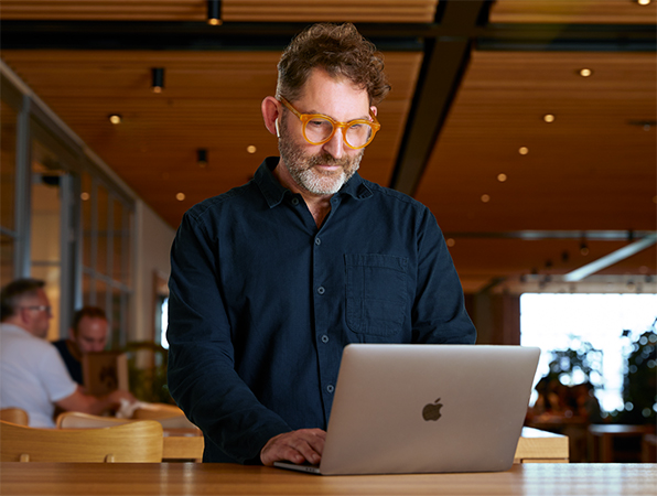 Et Apple-teammedlem bruger en MacBook på Caffè Macs.