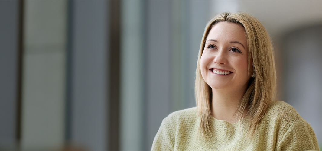 Georgia sidder og smiler med blikket rettet mod venstre.