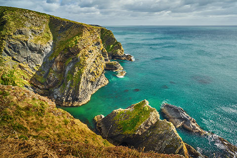 Paisagem costeira em Cork, na Irlanda.