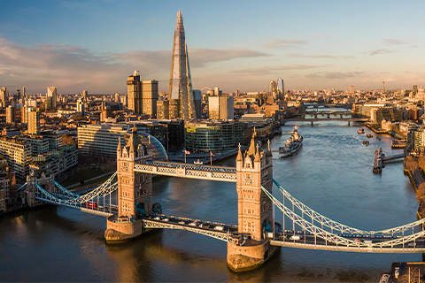 Vista aérea de Londres e do rio Tamisa, com a Tower Bridge em primeiro plano.