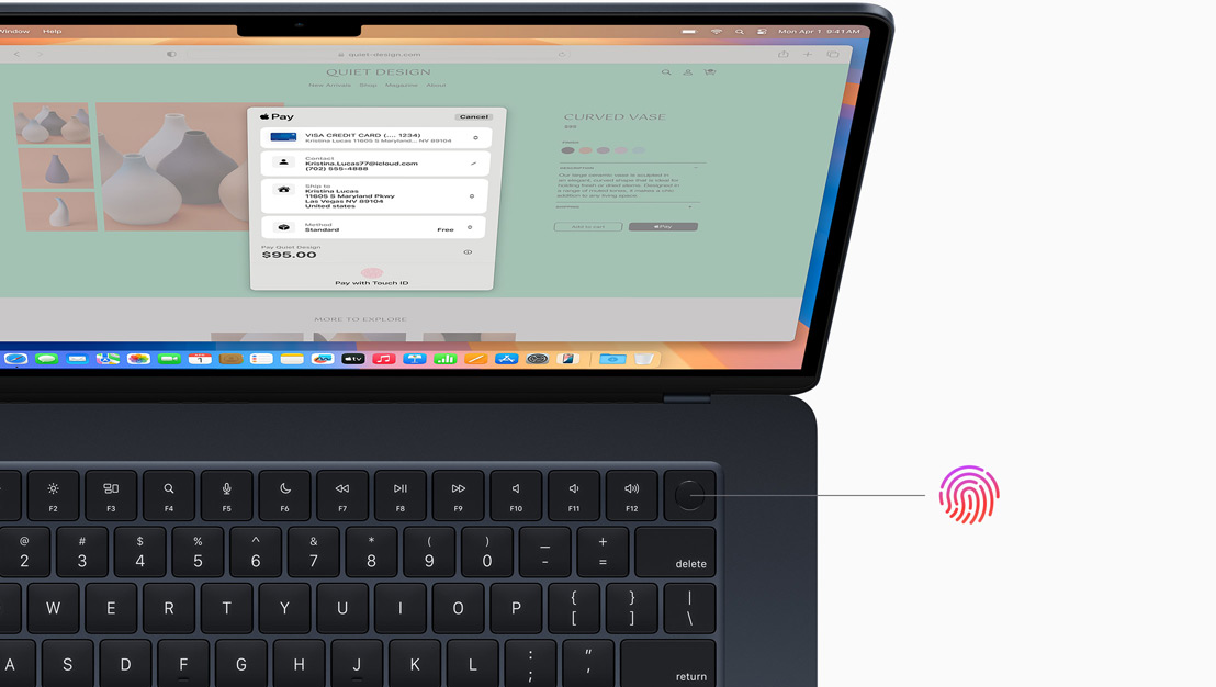 Un MacBook Pro noir sidéral ouvert, avec indication de l’emplacement du bouton Touch ID.