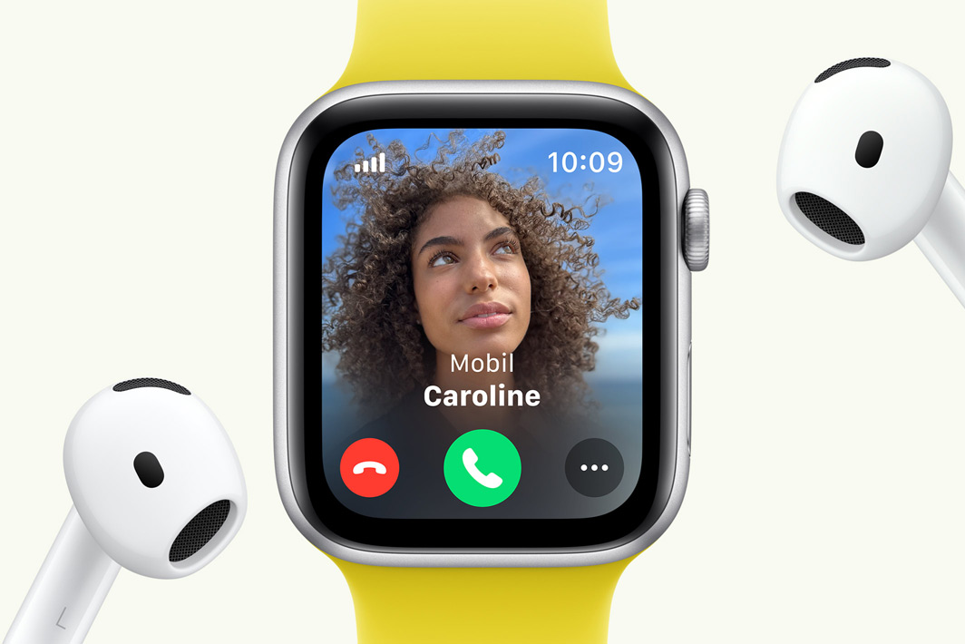 Die Apple Watch SE zeigt einen eingehenden Anruf neben einem Paar AirPods