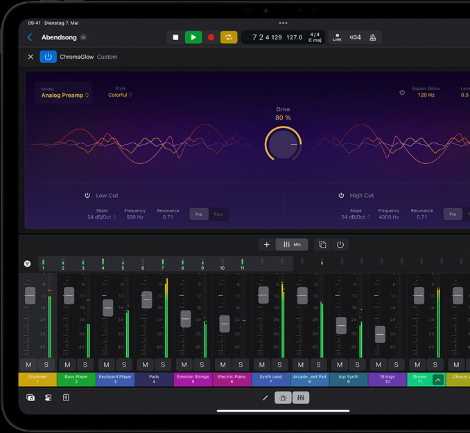 Querformat, iPad Pro, auf dem Display werden Fader für ein Musikprojekt gemischt