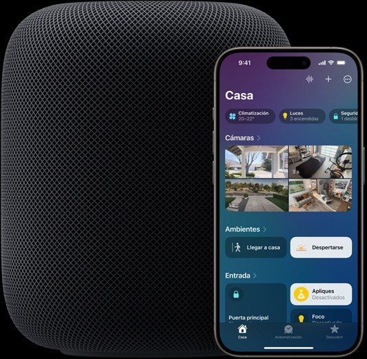 Un iPhone con la pantalla de inicio de la app Casa delante de un altavoz HomePod.