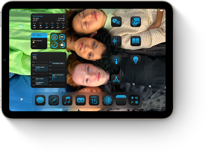 Un iPad mini affiche des apps et widgets assortis au fond d’écran personnalisé de l’écran d’accueil.