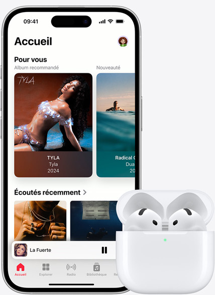 iPhone 16 avec de la musique en cours de lecture, à côté d’AirPods