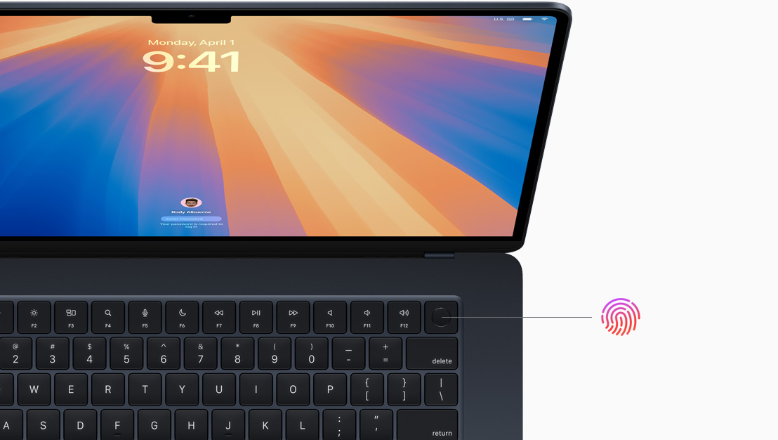 MacBook Pro สีดำสเปซแบล็คที่กางเปิดอยู่เพื่อแสดงตำแหน่งของปุ่ม Touch ID