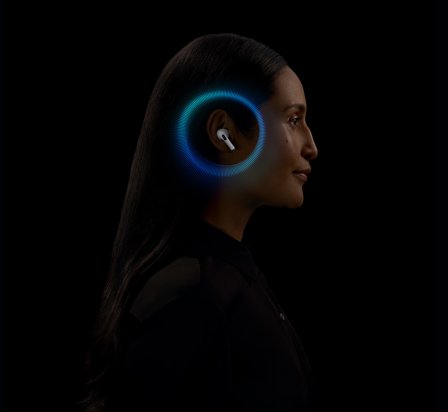 سيدة تستخدم AirPods Pro 2 وتظهر موجات صوتية حول أذنها.