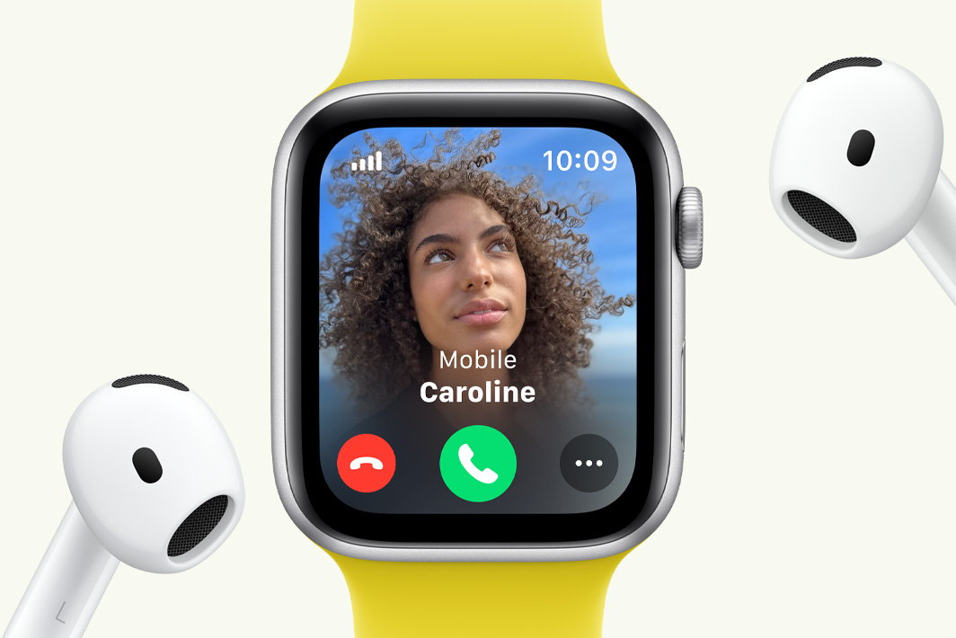 Apple Watch SE, millel on näha sissetulevat kõnet, AirPodsi kõrvaklappide kõrval