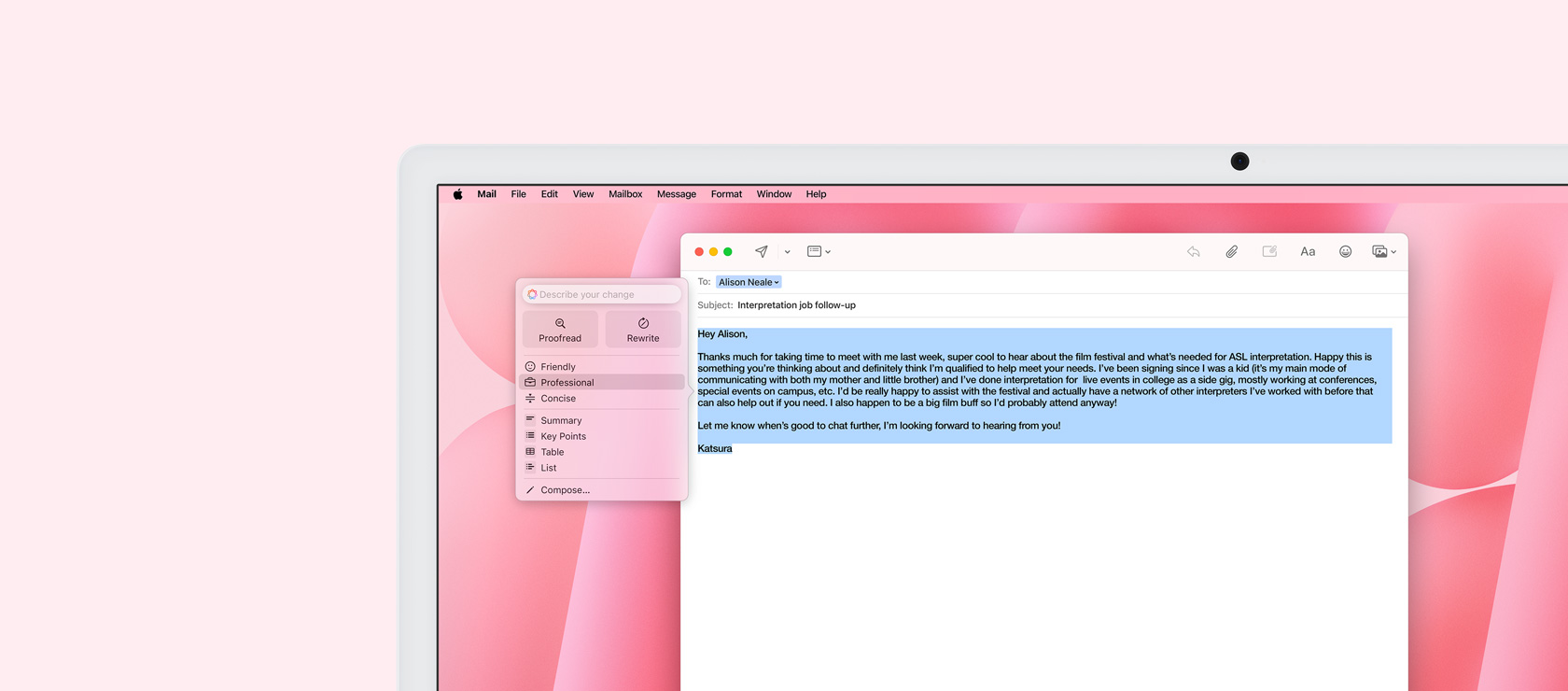 Екран на iMac, на който е изобразено Mail приложението с функцията Writing Tools. Маркирана чернова на имейл, до която е показана опцията Professional Tone