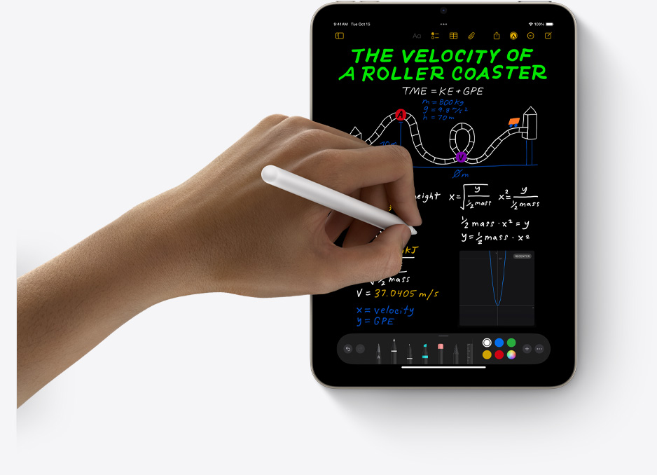 iPad mini i stående retning med en hånd som bruker Mattenotater med Apple Pencil Pro.