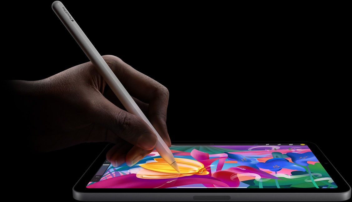 La mano de una persona hace dibujos de colores en el iPad mini con el Apple Pencil Pro.