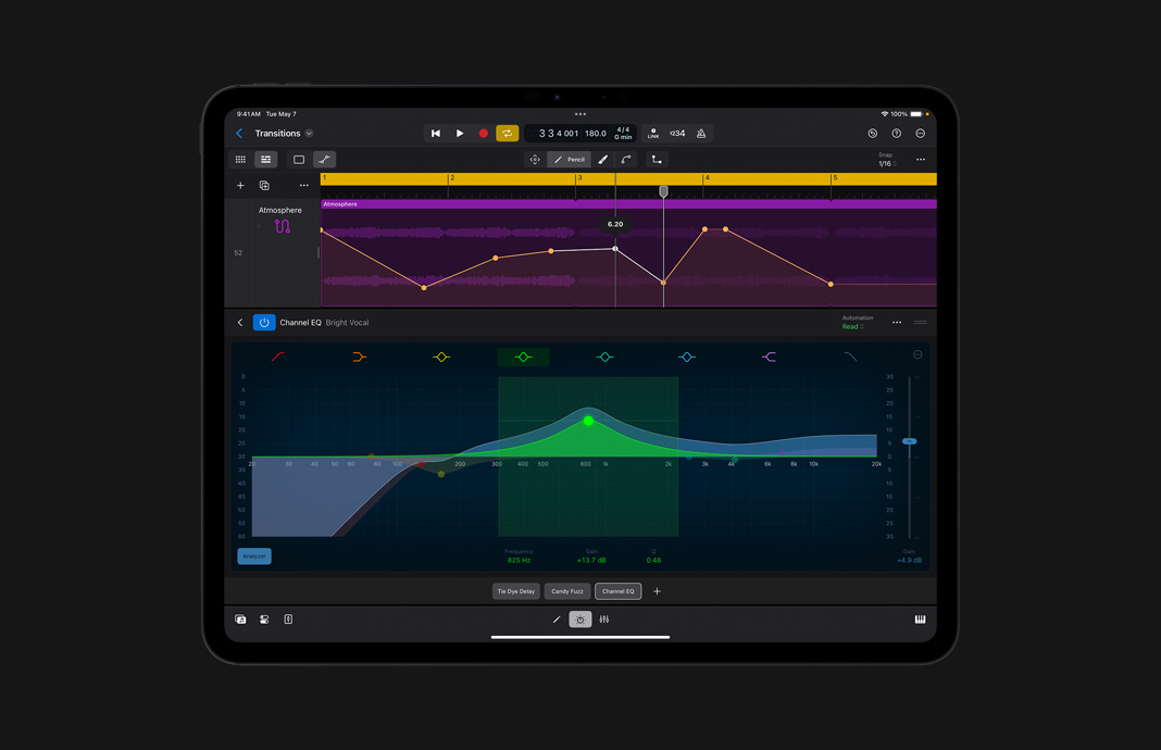 Primer plano de un iPad Pro que muestra canales en la mesa de mezclas de Logic Pro para el iPad.