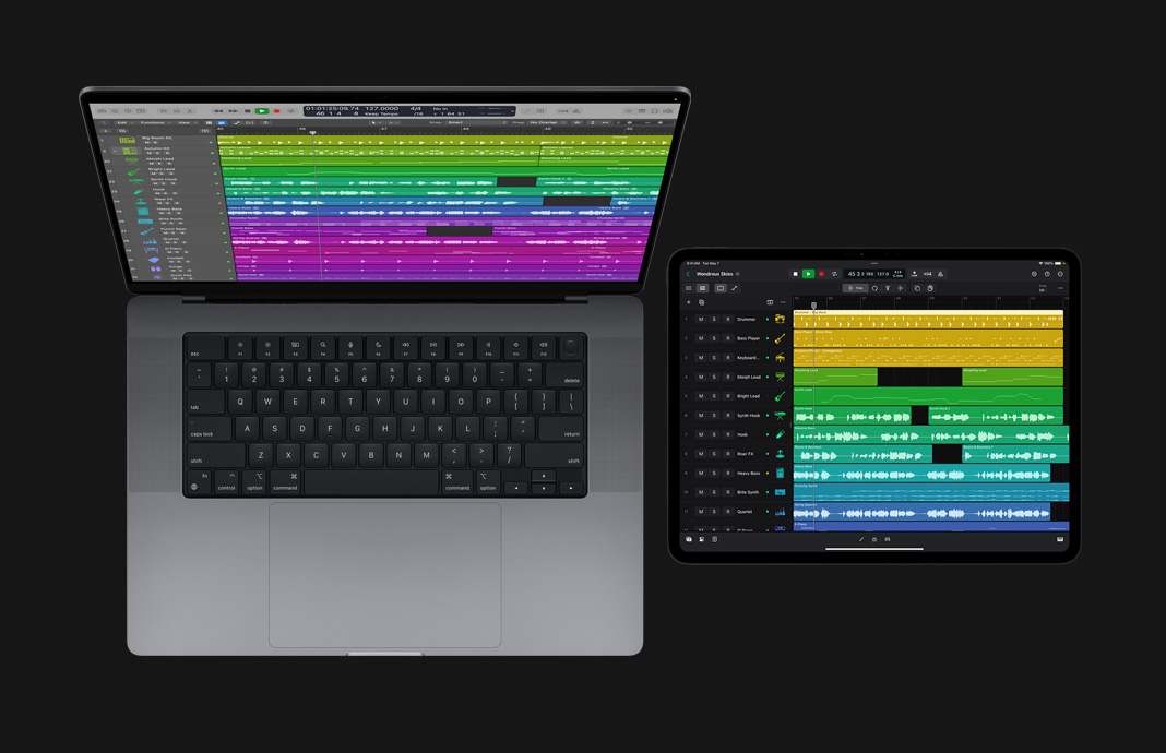 Un iPad Pro junto a un MacBook Pro, ambos con Logic Pro en la pantalla.