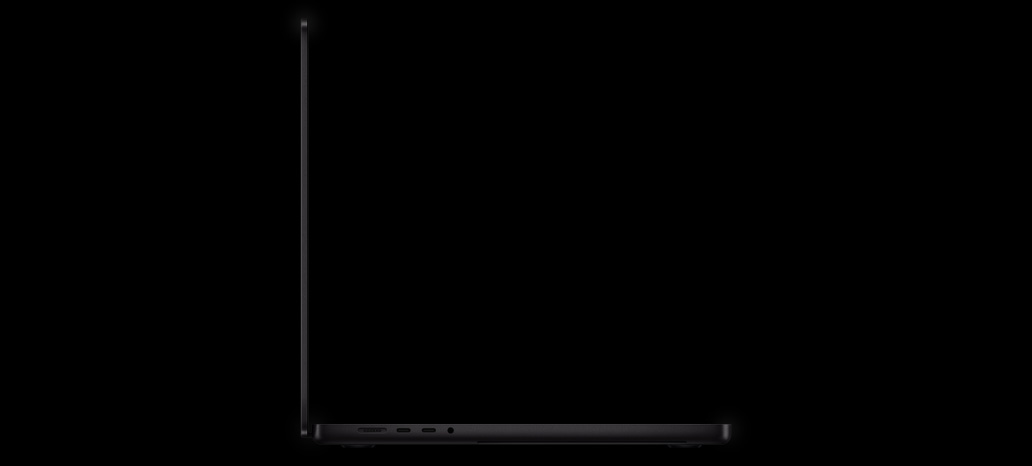 Tampilan samping MacBook Pro terbuka yang menegaskan desain tipisnya