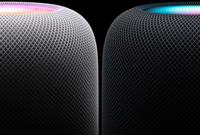 ภาพ HomePod สีขาวและสีมิดไนท์อย่างละหนึ่งตัววางอยู่ข้างกัน